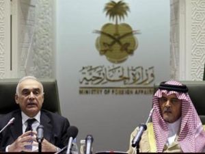 وزير الخارجية السعودي الامير سعود الفيصل (إلى اليمين) اثناء اجتماع مع نظيره المصري محمد كامل عمرو بالرياض يوم السبت