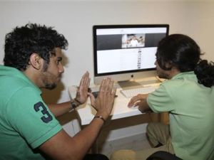 شابان سعوديان يتناقشان بشان مقطع فيديو على يوتيوب
