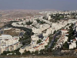 اسرائيل تهدد بالانتقام وتوسع الاستيطان بالقدس 