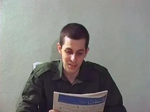 جلعاد شاليط في صورة ماخوذة عن تسجيل فيديو بثته حماس