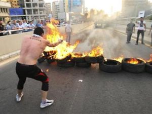 شاب شيعي يشعل اطارات في طريق ببيروت 
