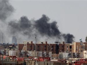 دخان يتصاعد فوق مدينة سرت