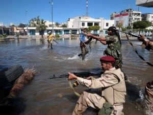 قوات المجلس الوطني الانتقالي يواجهون كتائب القذافي في سرت
