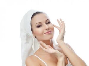 تنظيف البشرة يعمل على تحسين لونها وجعلها ناعمة الملمس