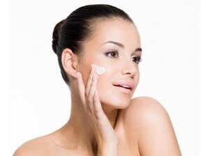 يأتي المرطّب في المرحلة الأخيرة، فهو يُعطي بشرتك لمعاناً صحيّاً بفضل الحماية التي يقدّمها ومضادات الشيخوخة التي يتضمّنها