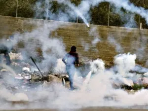 اصابة 100 فلسطيني في مواجهات مع القوات الاسرائيلية بالضفة 