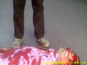 دماء تغطي وجه رجل قتل  برصاص قناص في حمص