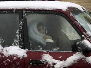 سيدة لبنانية تطل عبر سيارتها 