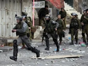 جنود اسرائيليون يهاجمون متظاهرين فلسطينيين يرشقوهم بالحجارة أثناء اشتباكات في الخليل بالضفة الغربية
