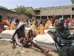 نازحون صوماليون ينتظرون جمع مساعدات غذائية في نركز لتوزيع المواد الغذائية بمقديشو
