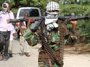 عضو في حركة الشباب يحمل بندقية آلية في شمال مقديشو