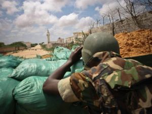 
جندي في بعثة الاتحاد الاوروبي في الصومال يراقب من موقعه في العاصمة مقديشو 