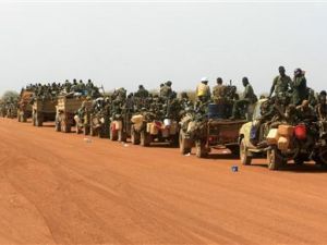 مركبات تقل قوات سودانية قرب الحدود مع جنوب السودان
