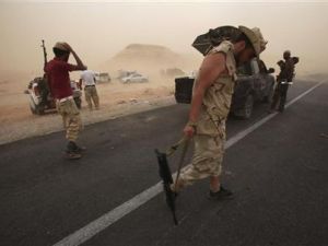 مقاتلون ليبيون من المجلس الوطني الانتقالي عند نقطة تفتيش شمالي بني وليد 
