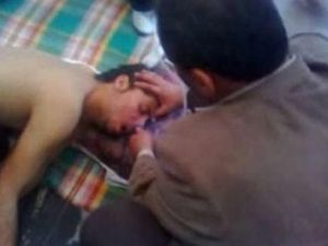 احد المتظاهرين المصابين يتلقى العلاج في درعا