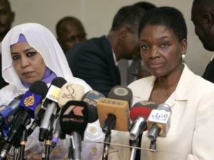 وزيرة الرعاية والضمان الاجتماعي السودانية اميرة الفاضل ووكيلة الامين العام للامم المتحدة للشؤون الانسانية فاليري ايموس