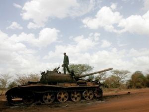 جندي سوداني يقف على دبابة دمرت في المعارك في هجليج 
