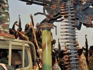 جنود سودانيون يحتفلون على متن آلية عسكرية في هجليج الثلاثاء 
