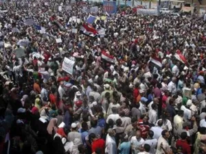 محتجون مصريون يرددون شعارات ضد النظام السابق في ميدان الاربعين بالسويس 
