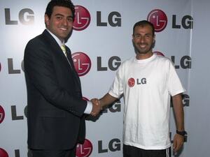 Firas Shabaneh, LG Electronics Brand and Marketing Manager shaking hands with the Jordanian Marathon Champion, Suleiman Al Zboun