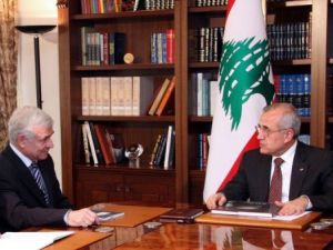 الرئيس اللبناني ميشال سليمان (يمين) خلال لقائه برئيس المحكمة الخاصة بلبنان ديفيد باراغواناث في قصر بعبدا الاربعاء 