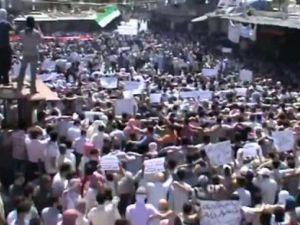 لقطة عن فيديو بثه ناشطون على موقع يوتيوب يشير لتظاهرة ضد الرئيس السوري بشار الاسد في دوما  
