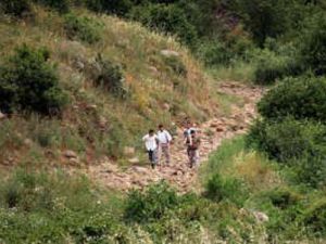 سوريان يعبرون الى لبنان فرارا من جحيم القمع في بلادهم