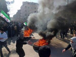 صورة نشرتها لجان التنسيق المحلية في سوريا لانصار المعارضة السورية يتظاهرون في داريا 