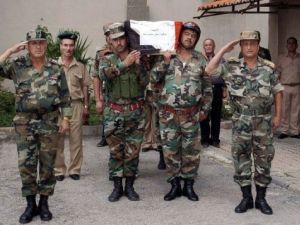 جنود سوريون يحملون نعش احد رفاقهم خلال تشييعه في اللاذقية شمال دمشق في صورة وزعتها وكالة الانباء السورية الرسمية.
