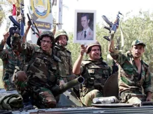 صورة التقطت خلال جولة نظمتها السلطات السورية لجنود سوريين اثناء خروج الجيش من دير الزور
