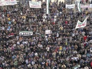 متظاهرون يحتجون ضد الرئيس السوري بشار الأسد بعد صلاة الجمعة في بنش بالقرب من أدلب 