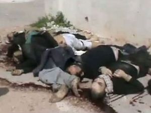 جثث لسوريين في دير بعلبة قتلوا بحسب شريط بث على يوتيوب على يد النظام السوري
