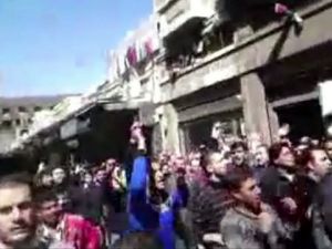 لقطة عن موقع يوتيوب لعشرات المتظاهرين السوريين في 15 اذار/مارس في وسط دمشق القديمة
