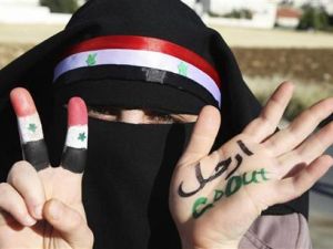 محتجة سورية تعرض يديها وقد كتب عليها "ارحل" خلال تظاهرة ضد الرئيس بشار الاسد امام السفارة السورية في عمان 
