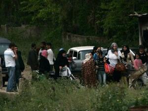 نازحون سوريون يدخلون منطقة وادي خالد اللبنانية
