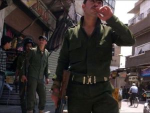 جندي سوري في احد الاسواق