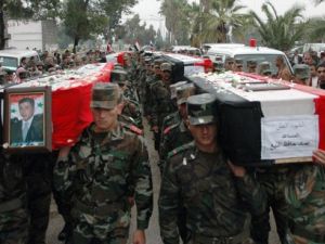 جنود سوريون يحملون نعوش رفاق لهم قيل انهم قتلوا خلال اشتباكات مع منشقين
