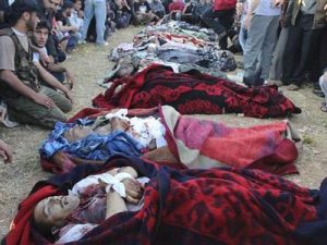 جثامين عمال قالت المعارضة السورية ان قوات الاسد قتلتهم في القصير يوم الجمعة.
