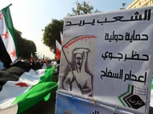 معارضون سوريون امام مبنى الجامعة العربية في القاهرة 
