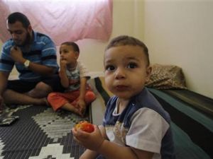 اسرة سورية لاجئة تقيم في مدرسة مهجورة بمنطقة وادي خالج
