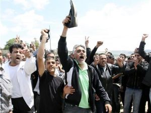 سوريون يرفعون احذيتهم ويرددون هتافات مناهضة للرئيس الاسد بعد وصولهم سيرا إلى قرية وادي خالد بشمال لبنان بالقرب من الحدود 
