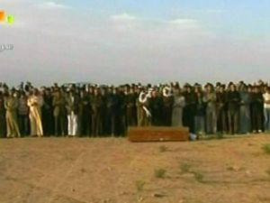 سوريون يشيعون احد قتلى الاحتجاجات