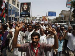 محتجون يطالبون بالإطاحة بالرئيس صالح خلال مسيرة في تعز
