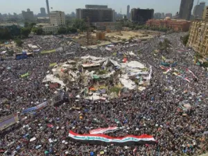 متظاهرون في ميدان التحرير وسط القاهرة 
