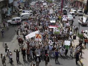 متظاهرون مناهضون للحكومة اليمنية أثناء مسيرة في مدينة تعز

