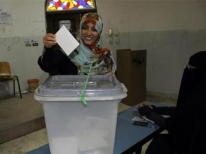 الناشطة اليمنية الفائزة بجائزة نوبل للسلام توكل كرمان لدى ادلائها بصوتها 
