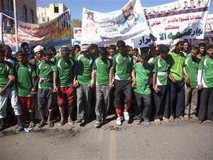 محتجون يطالبون بمحاكمة صالح خلال احتجاج في صنعاء
