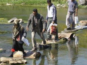 نازحون سوريون يعبرون الى شمال لبنان