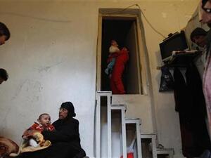 اسرة سورية في منزل مؤقت في طرابلس 