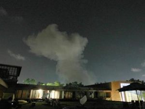 الدخان يتصاعد فوق مبان في طرابلس بعد موجة من القصف 
